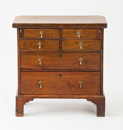 GEORGE I PROVINCIAL WALNUT BACHELOR'S CHEST OF DRAWERS