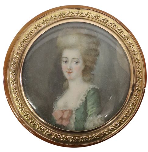 FRENCH GOLD-MOUNTED AMBER SNUFFBOX WITH PORTRAIT MINIATURE