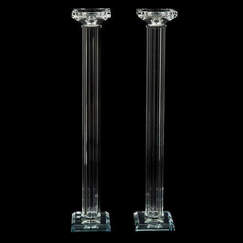 PAR DE CANDELEROS CHECOSLOVAQUIA SIGLO XX Elaborados en cristal transparente Diseño orgánico a manera de columnas 55 cm al...