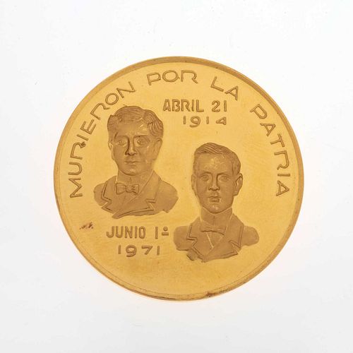 Medalla "Murieron por la patria" Heroica Escuela Naval Militar. Elaborada en oro amarillo de 18k. Peso: 41.5 g.