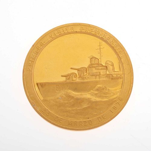 Medalla (APROVECHAMIENTO DE NUESTROS RECURSOS). Elaborada en oro amarillo de 18k. Peso: 41.4 g.
