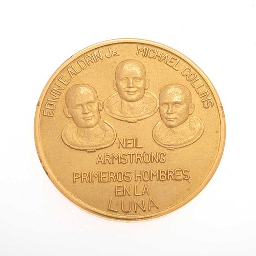 Medalla (PRIMEROS HOMBRES EN LA LUNA) Elaborada en oro amarillo de 21k. Peso: 41.7 g.