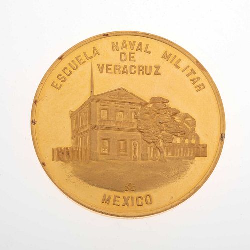 Medalla (ESCUELA NAVAL MILITAR DE VERACRUZ)Elaborada en oro amarillo de 18k. Peso: 41.8 g.