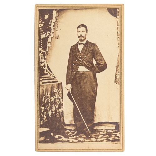 Porfirio Díaz. Tarjeta de Visita. México: ca. 1870. Retrato de estudio, 10 x 6 cm. Sin marca o sello de propiedad.