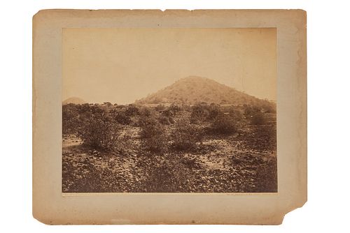 Jackson, W.H. Pyramid of San Juan Teotihuacán. Fotografía albúmina, 25 x 32 cm,. montada sobre cartón,  Rasgadura en l...