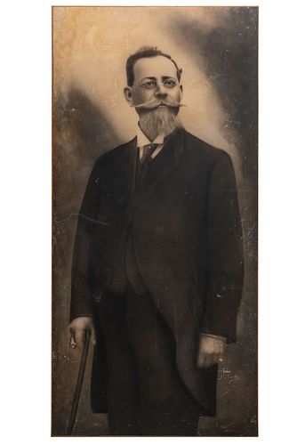 Carrillo, J. C. Retrato de Venustiano Carranza. Fotografía, 137 x 67.5 cm., con detalles coloreados, montada sobre tela en bastidor.