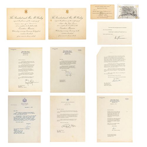 Cartas, tarjetas e invitaciones, firmadas por personajes de los EUA. Nelson Rockefeller, Harry Truman, Lyndon B. Johnson. Piezas: 11.