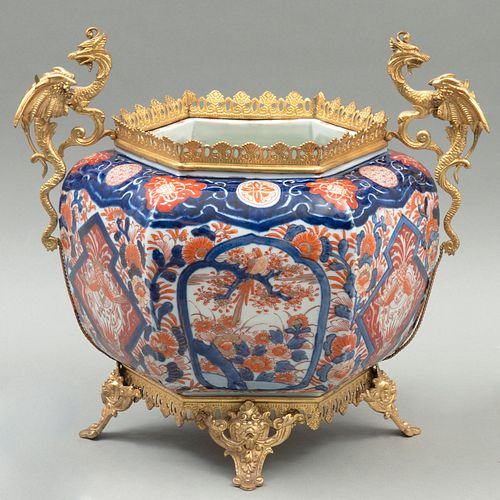 CENTRO DE MESA JAPÓN SIGLO XX Elaborados en porcelana policromada y metal dorado Decración en color naranja y azul  Decora...