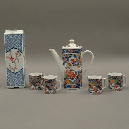 JUEGO DE TÉ CHINA SIGLO XX Elaborado en porcelana policromada Decoración floral en tonos azules y naranjas Consta de 4 taz...