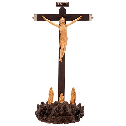 CALVARIO ORIGEN INDO-PORTUGUÉS SIGLO XVIII  Talla en marfil barnizado sobre cruz y base de madera Cristo crucificado con l...