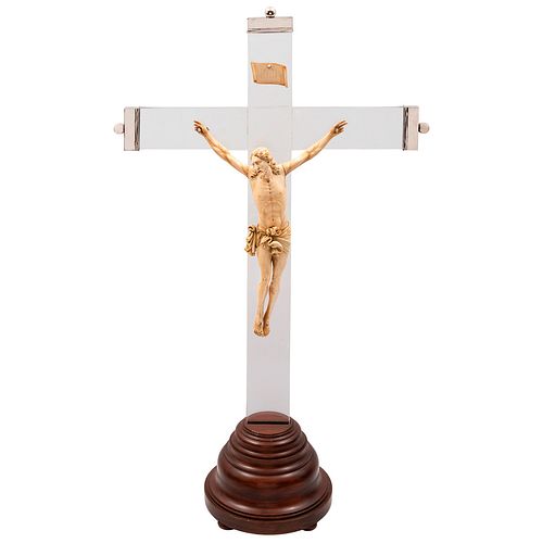 CRISTO CRUCIFICADO FRANCIA, SIGLO XIX  Talla en marfil sobre cruz posterior de acrílico Detalles de conservación Cristo: 6...