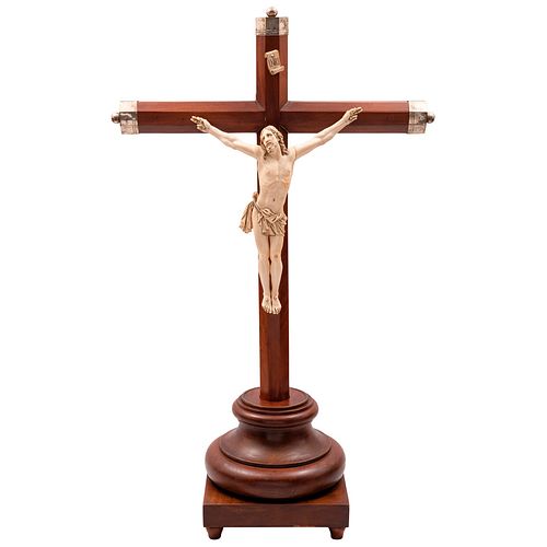 CRISTO CRUCIFICADO EUROPA, CA. 1800  Talla en marfil sobre cruz de madera Con inscripción en la parte posterior de la cruz:...
