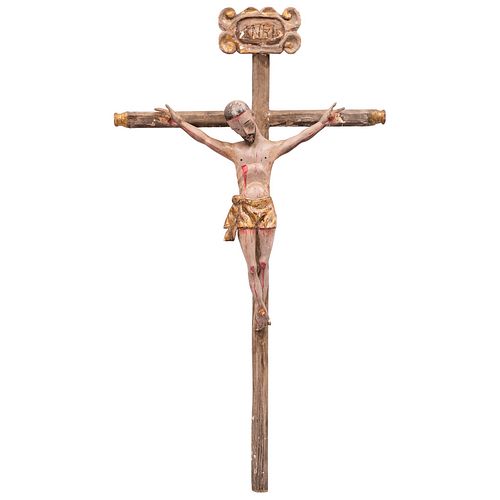 CRISTO CRUCIFICADO MÉXICO, CA. 1900   Talla en madera policromada sobre cruz de madera Detalles de conservación, faltantes y...