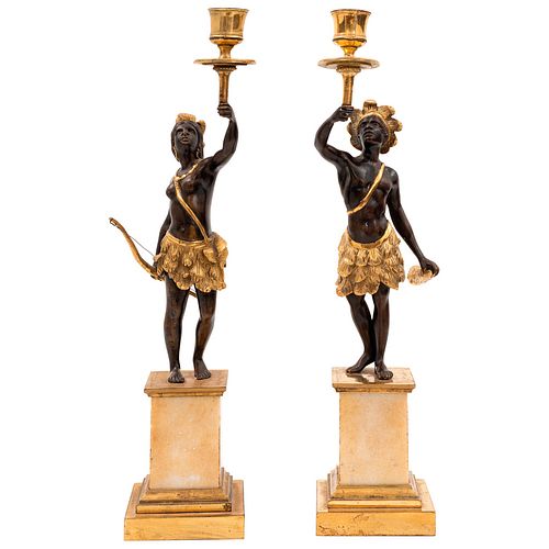 PAR DE CANDELEROS. FRANCIA, SIGLO XIX. Elaborados en bronce patinado y dorado. Diseño a manera de moretos venecianos.