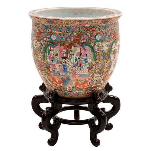 PECERA CHINA, SIGLO XX  Elaborada en porcelana policromada con base de madera Decorada con motivos florales, animales y esce...
