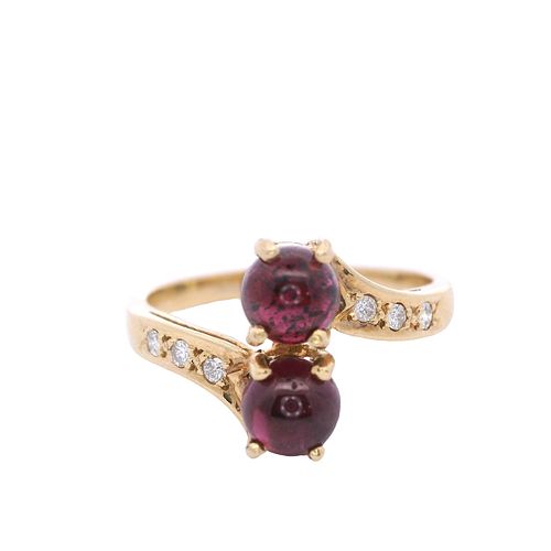 18kt Gold Ring with Garnet and Diamonds