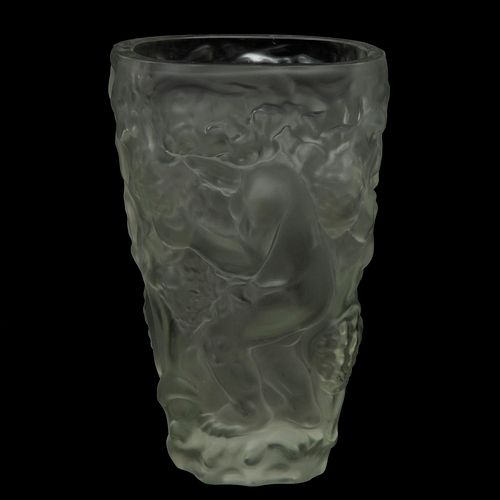 FLORERO ORIGEN EUROPEO SIGLO XX Elaborado en cristal transparente Tipo Lalique Acabado opaco Decoración en relieve con p...