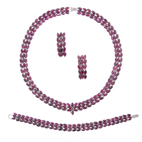 Collar, pulsera y par de aretes con rubíes sintéticos en plata .925 305 rubíes sintéticos corte marquís. Peso: 84.2 g.