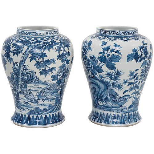 PAR DE JARRONES. CHINA, SIGLO XX. Elaborados en porcelana. Con sinograma en la parte inferior. Decorados con motivos florales.