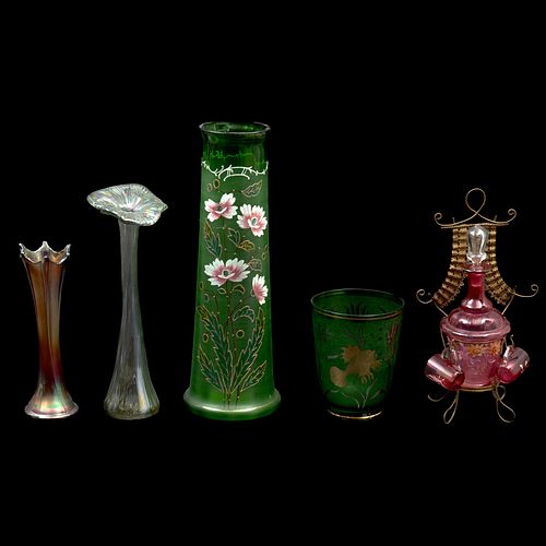 LOTE DE ARTÍCULOS DE MESA ORIGEN EUROPEO SIGLO XX Elaborados en cristal de varios colores Diseños orgánicos Decoración flo...