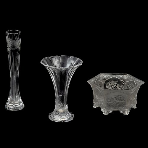 LOTE DE ARTÍCULOS DECORATIVOS FRANCIA SIGLO XX Elaborados en cristal transparente Tipo Lalique  Decoración floral y organi...