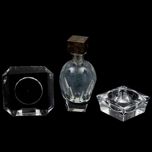 LOTE DE ARTICULOS DECORATIVOS SIGLO XX Elaborados en cristal transparente Diseños orgánicos Consta de licorera, portarretrar...