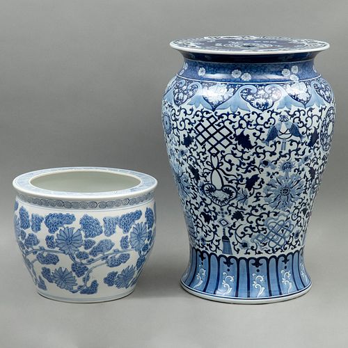 MACETA Y PEDESTAL  ORIGEN ORIENTAL SIGLO XX Elaborados en porcelana blanca Decoración floral y orgánica en color azul  40...