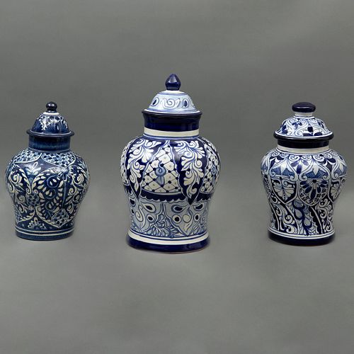 LOTE DE TIBORES  MÉXICO SIGLO XX Elaborados en cerámica tipo talavera Decoración floral y vegetal en color azul 46 cm altu...
