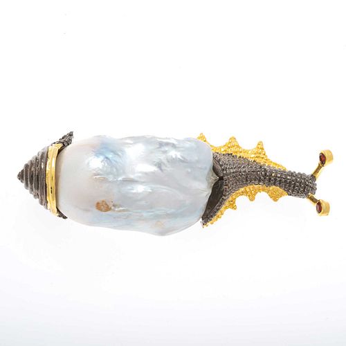 Prendedor con perla y granates en plata .925. Elaborado en forma de caracol. Peso: 19.7 g. Nota perla con fisura y perforación...