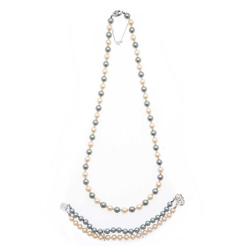 Collar y pulsera con perlas cultivadas en color gris y crema de 8 mm. Piezas: 85.9 g.