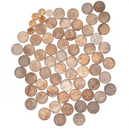 Sesenta y cuatro monedas. 64 monedas de 20 pesos Cultura Maya en Cuproniquel, 4 monedas de 5 centavos Josefa Ortíz de Dominguez, 1 m...