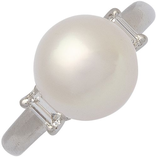 ANILLO CON PERLA AKOYA CERTIFICADA GIA Y DIAMANTES EN PLATINO 900. Una perla color blanco: 9.6 mm. Número de reporte GIA: 5221874849