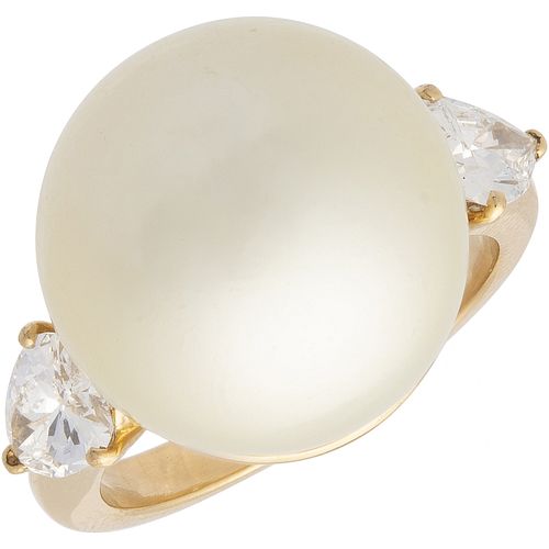 ANILLO CON PERLA CALABAZO Y DIAMANTES EN ORO AMARILLO DE 18K. Una perla calabazo color crema y 2 diamantes corte pera ~0.90 ct
