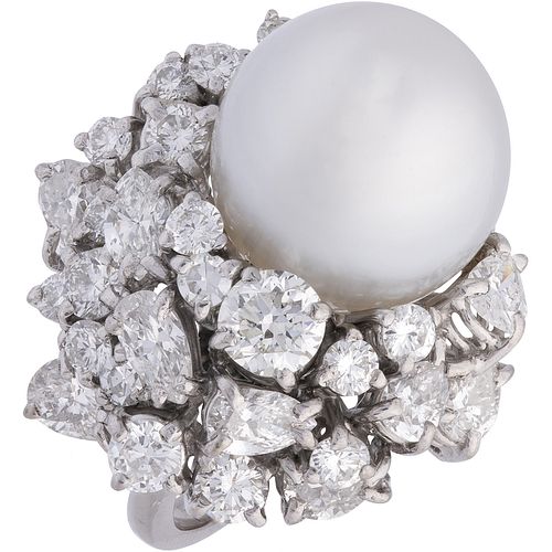 ANILLO CON PERLA Y DIAMANTES EN ORO BLANCO DE 14K. Una perla color blanco:11.3 x 13.5 mm y diamantes corte brillante y pera ~2.20ct