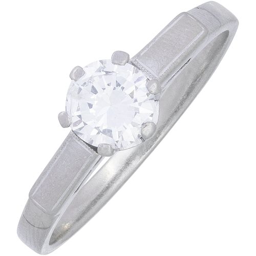 ANILLO SOLITARIO CON DIAMANTE EN ORO BLANCO DE 14K. Un diamante corte brillante ~0.65 ct. Peso: 3.6 g. Talla: 9 ½