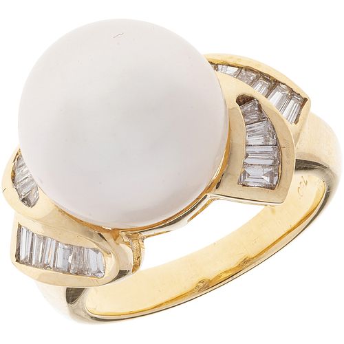 ANILLO CON PERLA Y DIAMANTES EN ORO AMARILLO DE 18K. Una perla cultivada color blanco: 11.8 mm. Peso: 9.5 g. Talla: 6 ¼