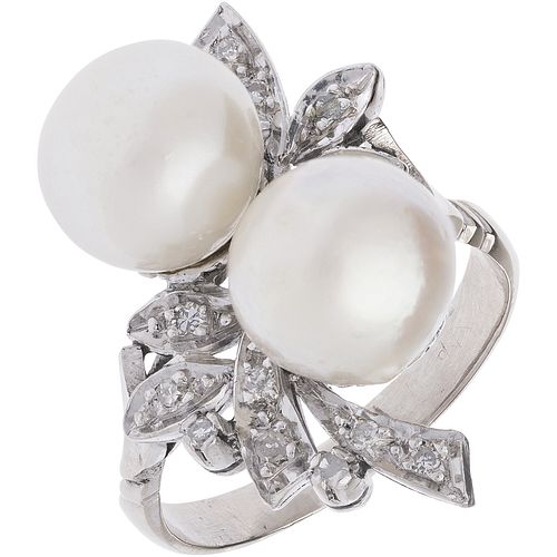ANILLO CON PERLAS Y DIAMANTES EN PLATA PALADIO. Perlas cultivadas color crema: 9.0 - 9.3 mm y diamantes corte 8x8 ~0.12 ct
