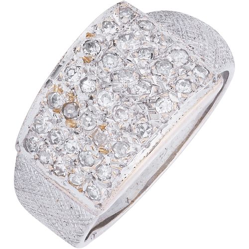 ANILLO CON DIAMANTES EN PLATA PALADIO. Diamantes corte 8x8 ~0.30 ct. Peso: 6.3 g. Talla: 8