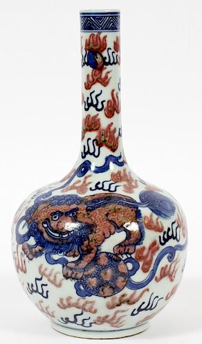 CHINESE HAND PAINTED W/ FOO LIONS PORCELAIN VASE