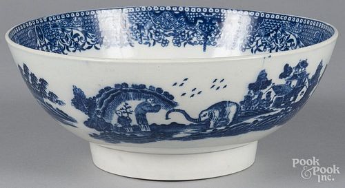 Pearlware bowl, 19th c., with transfer chinoiserie decoration, the interior with roundel of King Geo