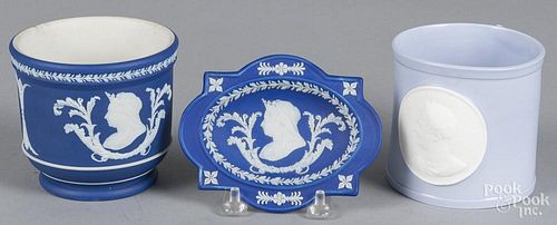 Five pieces of Wedgwood jasperware decorated with English royalty, to include a George IV coronation