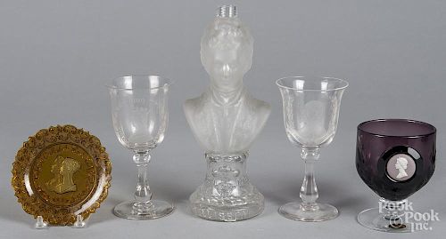 Group of glass relating to British royalty, tallest - 11''.