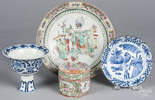 Four pieces of Chinese porcelain, to include a blue and white stem cup.