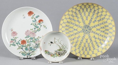 Three Chinese porcelain dishes, 5 1/2'' dia., 9 1/4''dia. and 10'' dia.