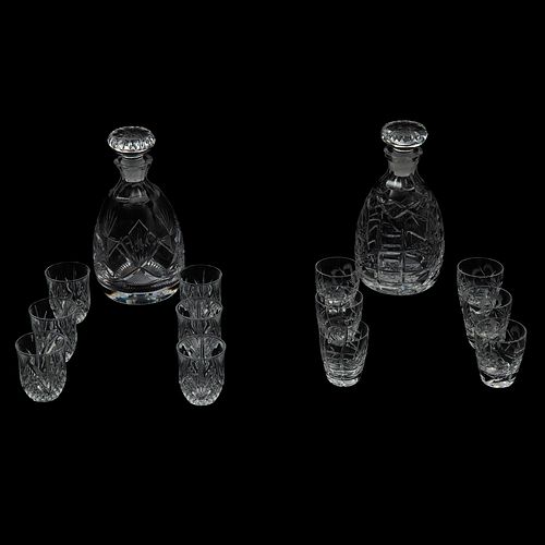 SET DE LICORERAS SIGLO XX Elaboradas en cristal transparente Decoración facetada Diselos orgánicos Dos modelos diferentes,...