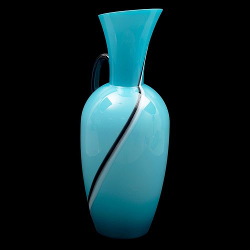 JARRÓN ITALIA SIGLO XX Elaborado en cristal opalino en color azul Diseño orgánico Decorado con line vertical en color neg...