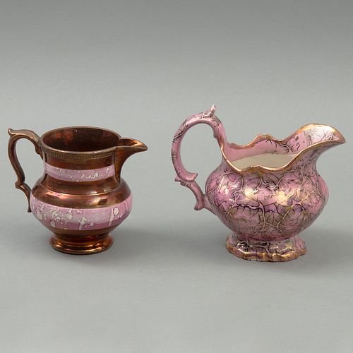 PAR DE JARRAS INGLATERRA SIGLO XX  Elaboradas en cerámica con esmalte "Copper Luster" Decoración orgánica sobre fondo rosa...