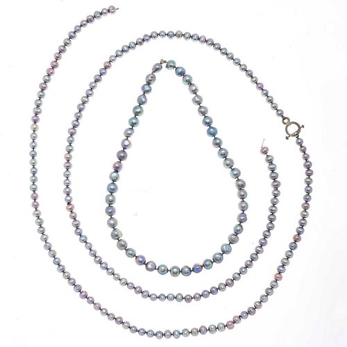 Gargantilla y collar con perlas cultivadas color gris. Peso: 129.4 g. Nota los dos collares estan rotos.