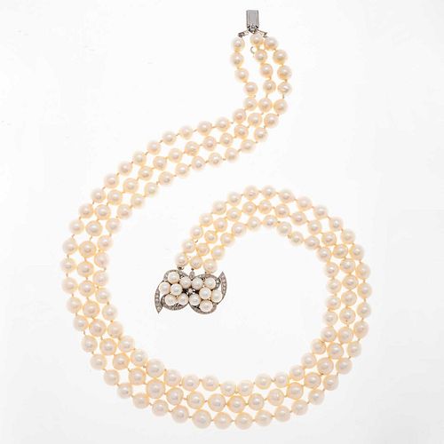 Collar de tres hilos de perlas cultivadas con punteado visible craqueladas y con fisuras. Broche en plata .925. Peso: 164.1 g.<R...