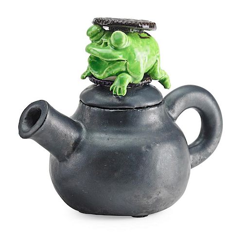 DAVID GILHOOLY Small frog teapot